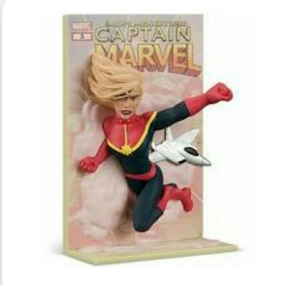 Captain Marvel 3D comic Standee - Picture 2 of 2